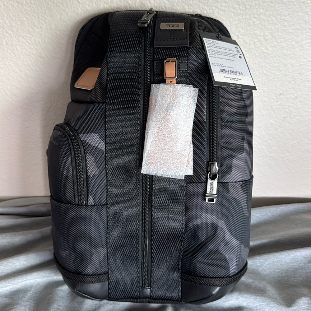 NWT Tumi Higgins Sling.